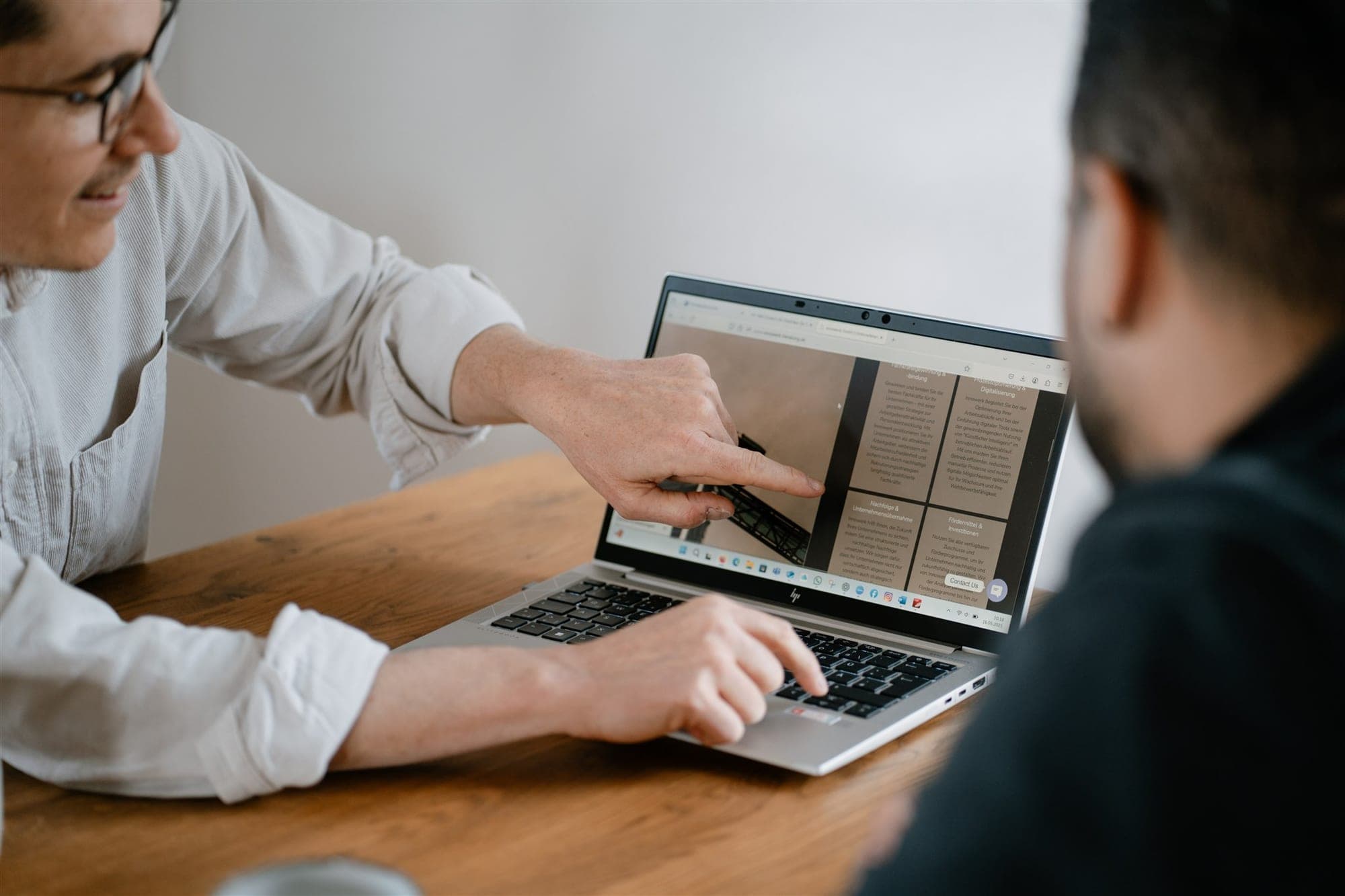 Beratungsgespräch am Laptop